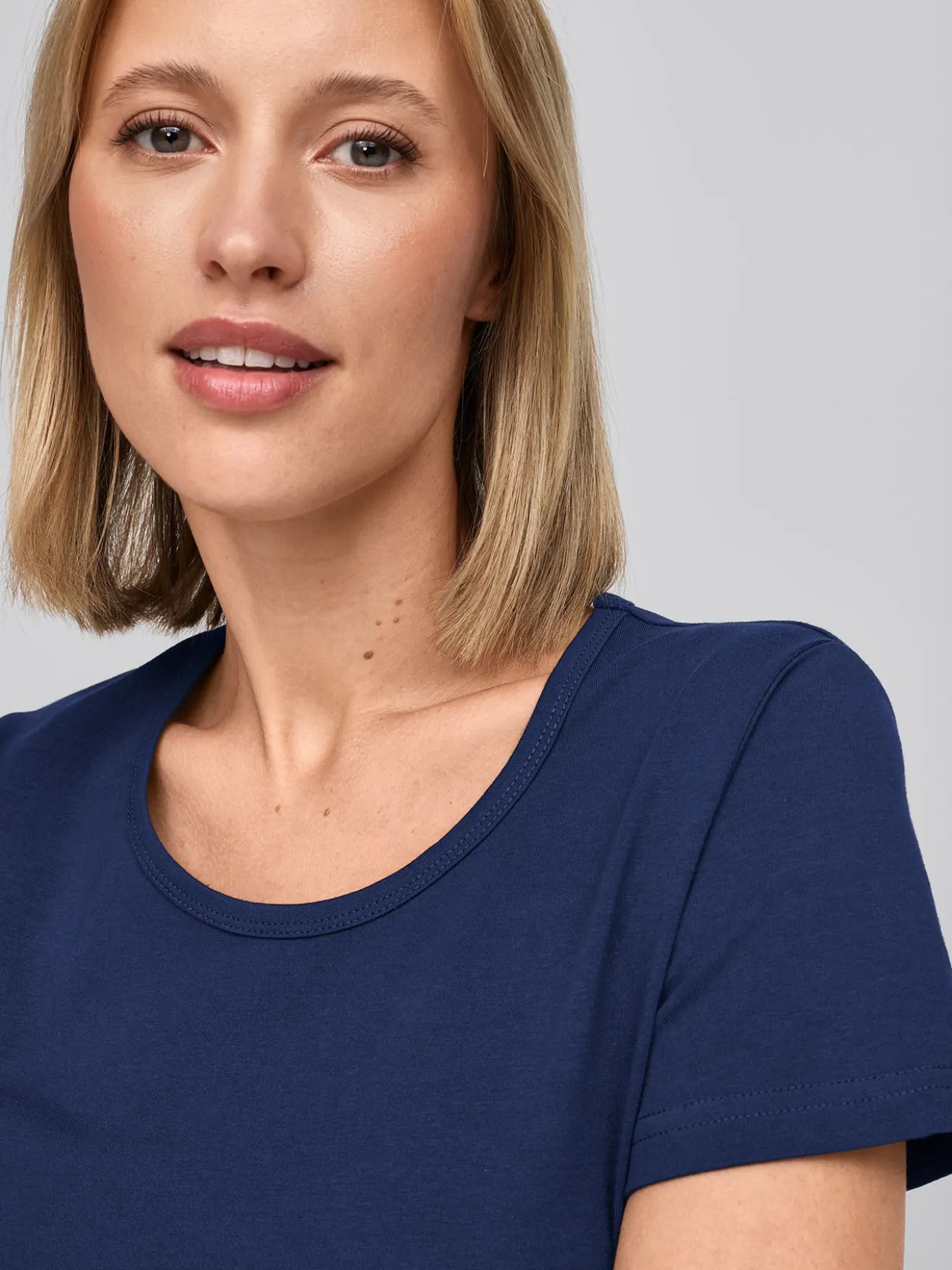 Damen T-Shirt CORIA mit längerer Rückenpartie